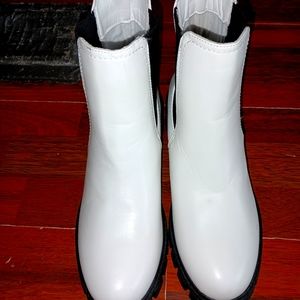 Ladies white leather ankle boots nwt